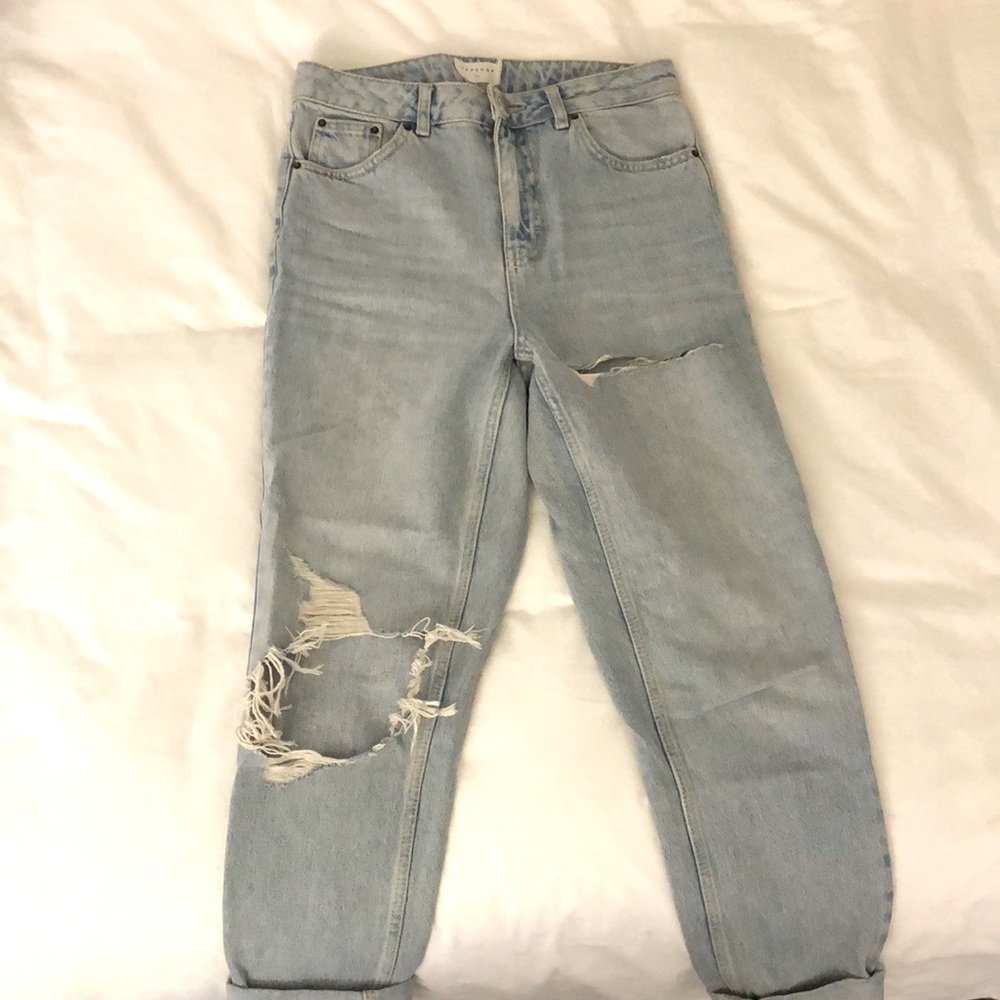 Top Shop ripped Mom jeans. Size W28/71cm to fit. L32/81cm.